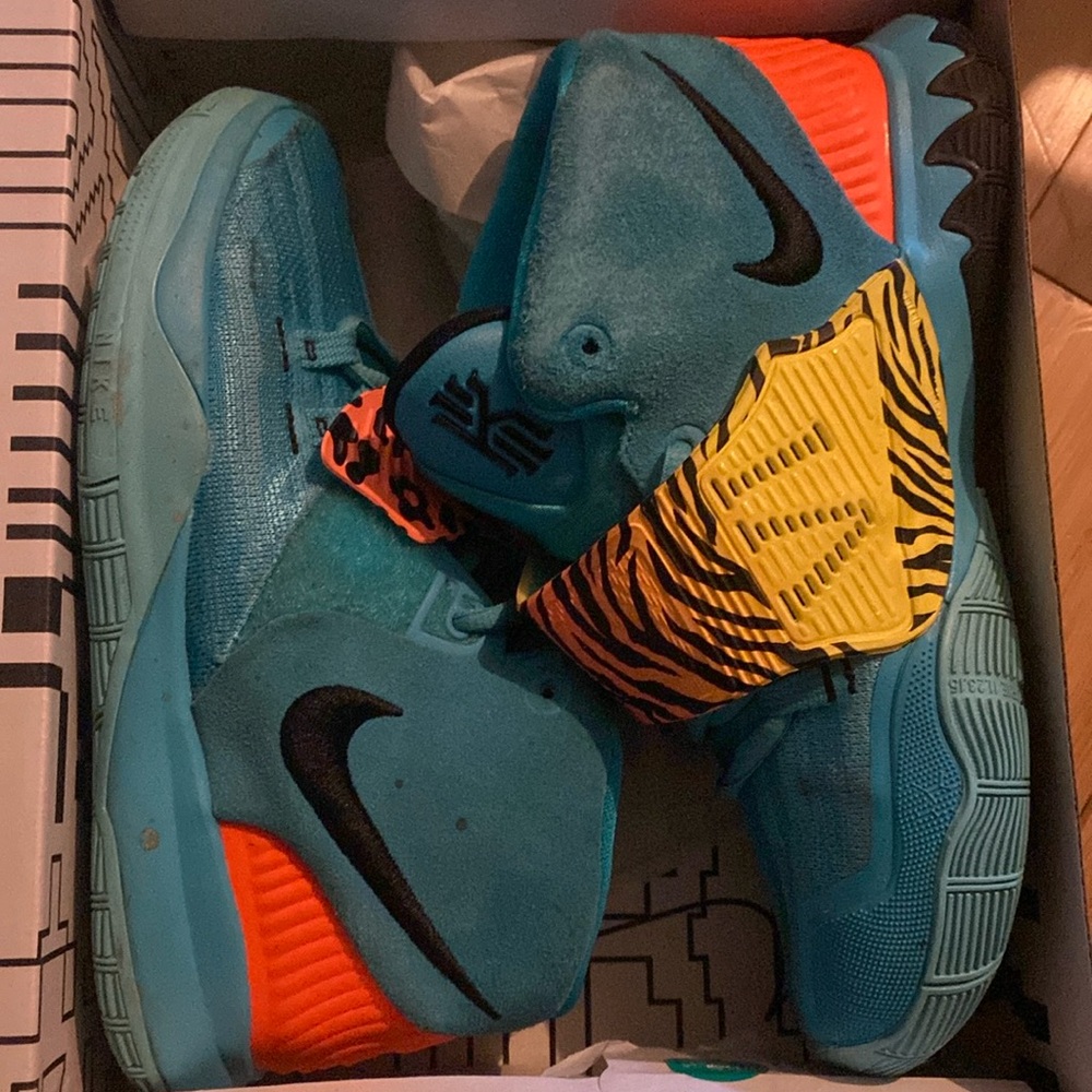 Used kids sneakers